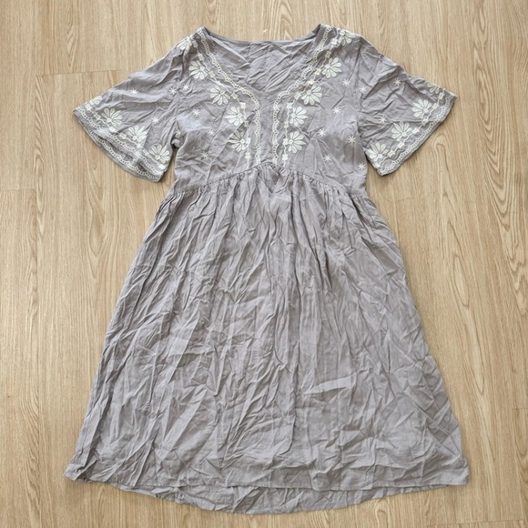 Pinkblush embroidered v neck dress with pockets nwot - Picture 5 of 5